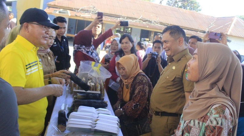Gubernur Rohidin Mersyah Buka Pasar Murah di Bengkulu Tengah untuk Stabilkan Harga Barang