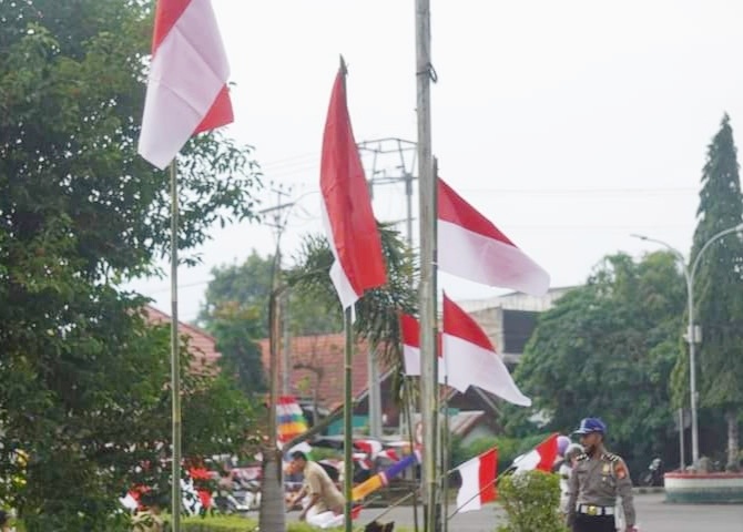 Sambut HUT RI, Bendera Merah Putih   Berkibar di Pusat Kota Arga Makmur