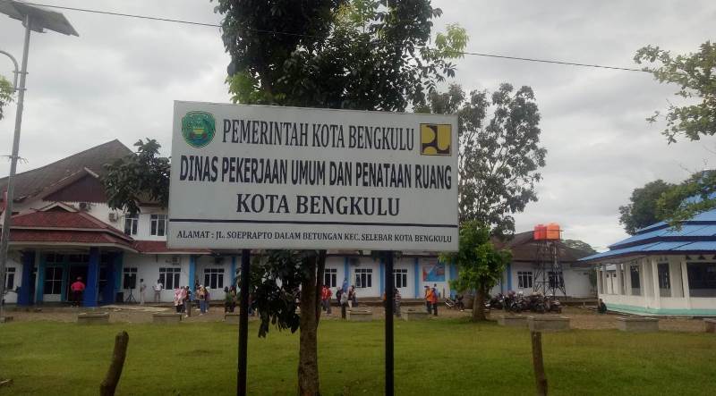  Dinas PUPR Kota Bengkulu Bongkar Drainase Tersumbat di Jalan Salak