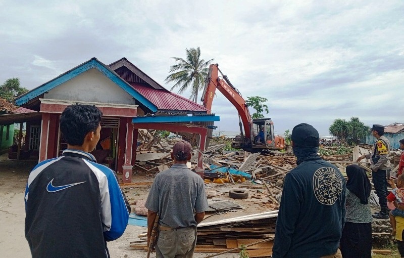 Masyarakat Desa Pasar Lama Bongkar Sendiri Rumah Untuk  Pembangunan Pelabuhan Perikanan Nusantara 