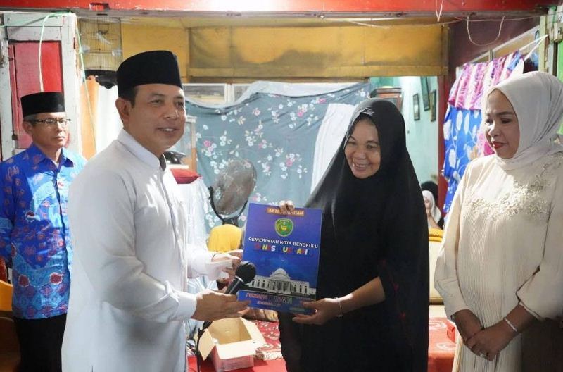 Walikota Bengkulu Secara Maraton Takziah dan Berikan Dokumen Kependudukan Gratis