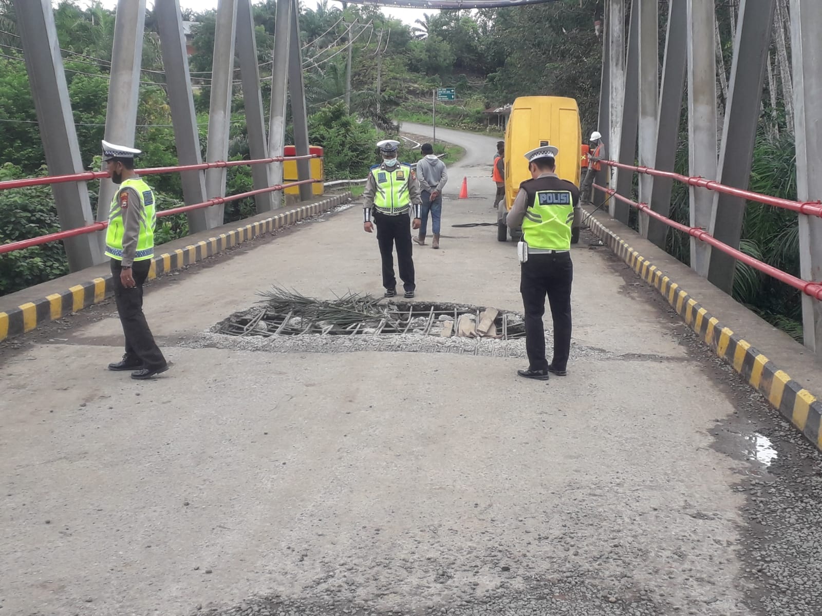 Jembatan di Bukit Makmur Jebol, Arus Lalin Dialihkan