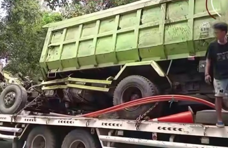 Antrean Sekitar 3 Km, Proses Evakuasi Truk Terjun ke Jurang di Liku Sembilan Berlangsung Tegang