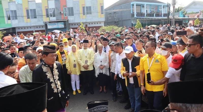 Ribuan Massa Kawal Pendaftaran Rohidin Mersyah dan Meriani ke KPU Bengkulu