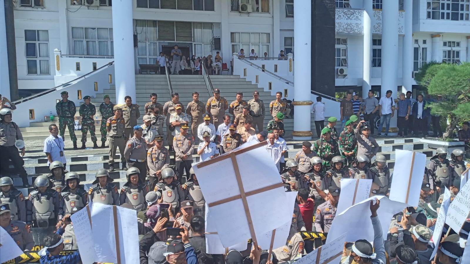 Berjuang Sekuat Tenaga,  Bupati Mukomuko Ingin Tuntaskan Masalah Petani 