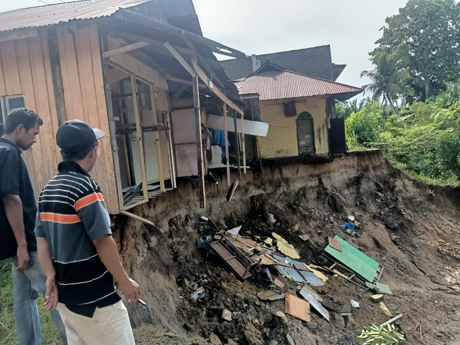 Rumah Warga Dipinggir Sungai Manjuto Makin Gawat, Terbaru Terjadi Longsor Lagi