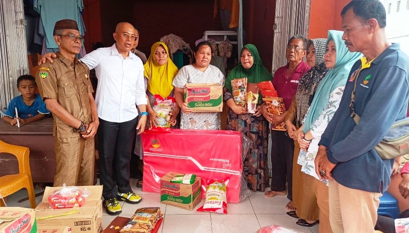 Bupati Gusnan Mulyadi Berikan Bantuan Kepada Masyarakat Terdampak Banjir di Batu Kuning