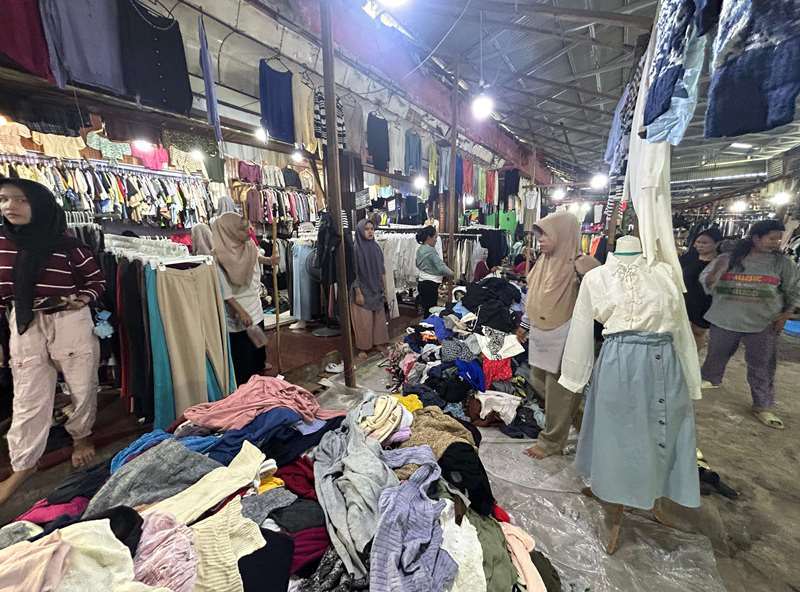 Thrifting di Pasar  Panorama  Jadi Tren Gaya Hemat Anak Muda Bengkulu