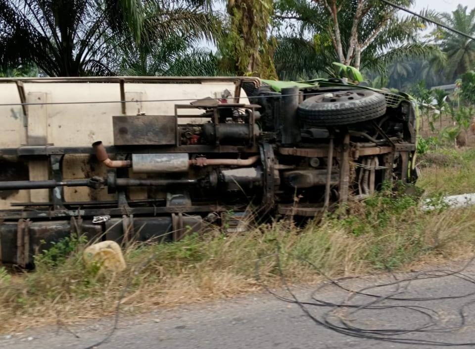 Rem Blong, Truk Tangki CPO Rebahan di Pinggir Jalan Mukomuko 