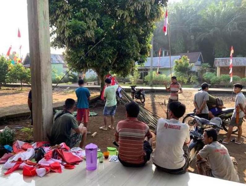 Masyarakat Sekiau Gotong Royong Pasang Umbul-Umbul dan Dekorasi Merah Putih