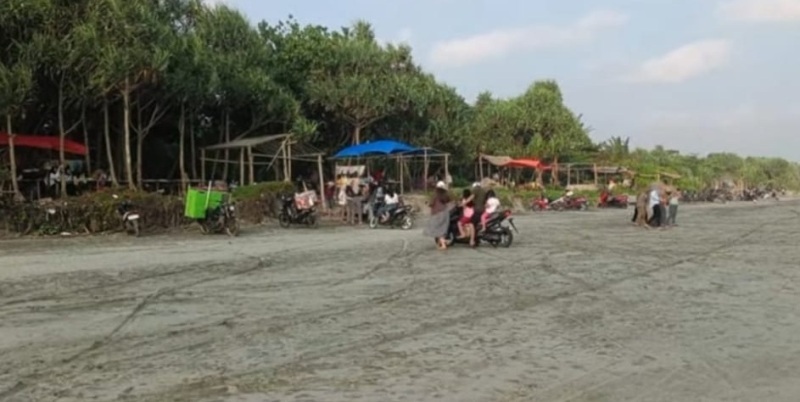 Kades Imbau Pengunjung  Pantai Pasar Seluma Waspada dengan Ubur- Ubur 