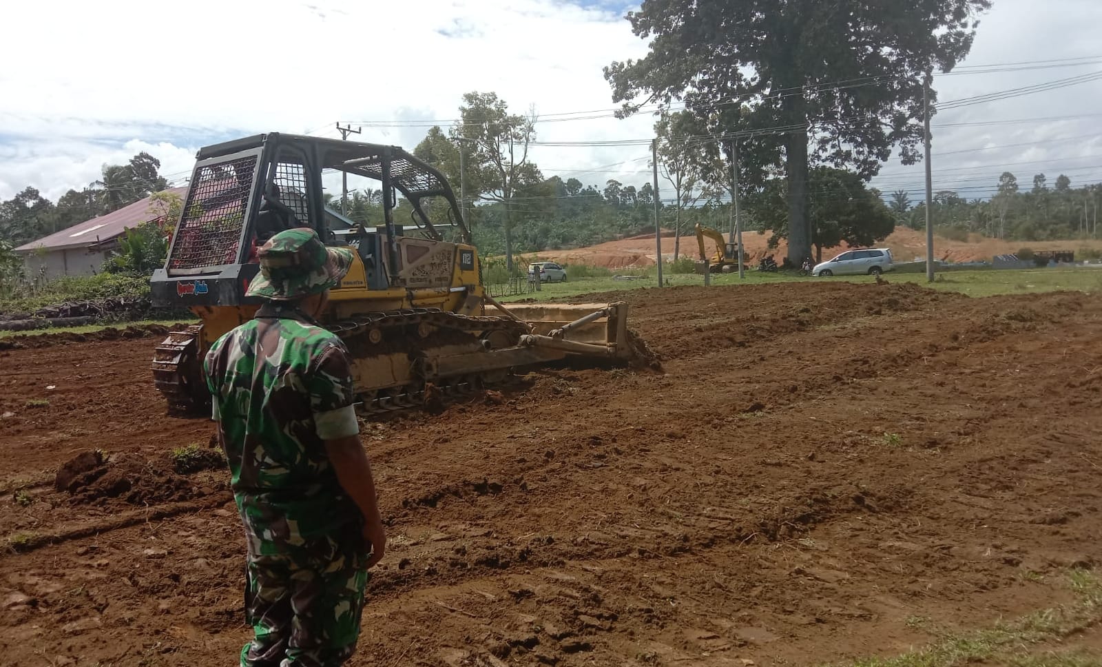 TMMD Ke-124 Kodim 0408/BS Garap Pembuatan Lapangan Voly