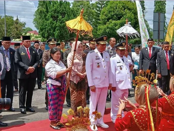 Serah Terima Jabatan, Arie-Sumarno Disambut Prosesi Adat Bengkulu Utara