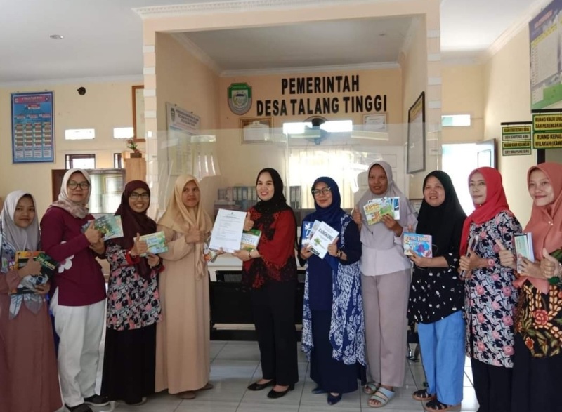 Bunda PAUD Seluma Serahkan   Bantuan Buku Program Pojok Baca Untuk Tujuh Desa 