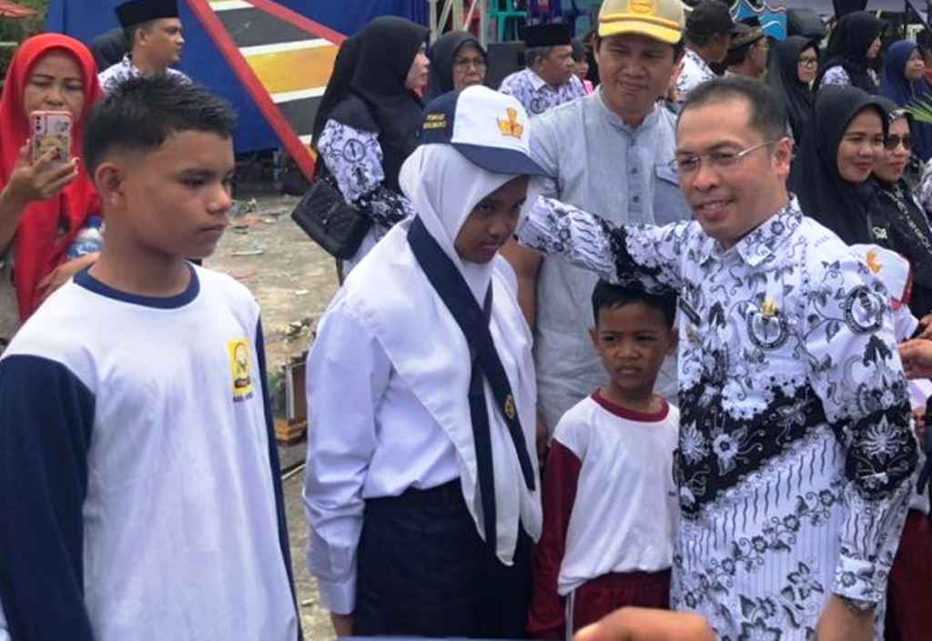  Masyarakat Setuju Program Seragam Sekolah Gratis Sapuan-Wasri Dilanjutkan