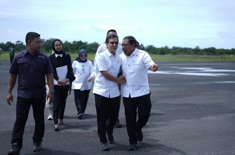 Wakil Gubernur Bengkulu  Sambut   Menkes RI di Bandara Fatmawati