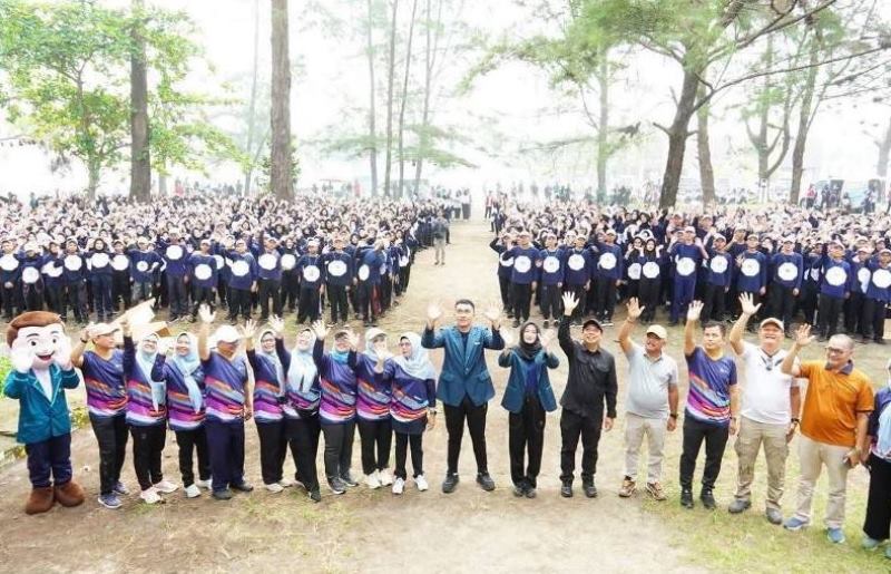 Pemkot dan 1.400  Mahasiswa Poltekkes Kemenkes Bengkulu Bersihkan Pantai Panjang