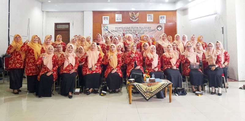 Anggota Dharma Wanita Persatuan Kaur Diberikan Penyuluhan Parenting 