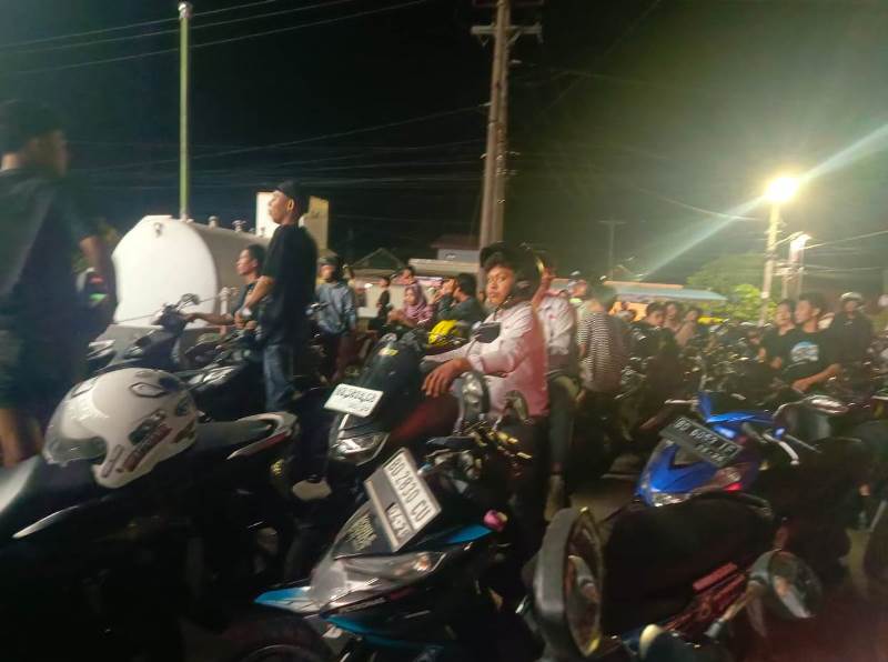 Antrean Minyak Kisruh, Kapolsek Gading Cempaka Datang Menengahi 