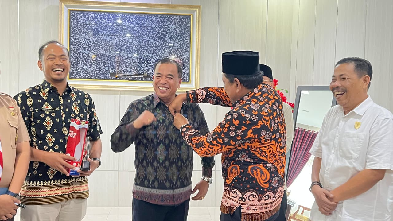 Wagub Mian Sematkan Pin Merah Putih kepada Bupati Karo