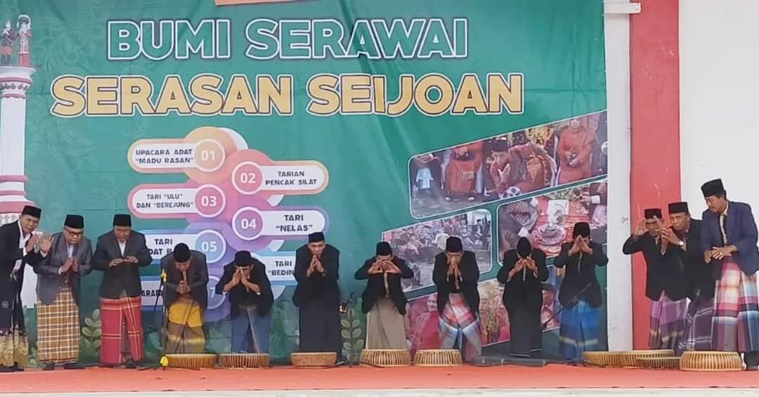 Grup Seni Dindang Senandung Gunung   Masmambang Tampil Memukau 