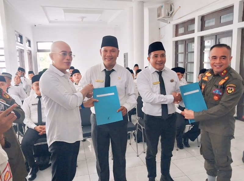 Diserahkan Bupati Gusnan Mulyadi, 35 PPPK Damkar Bengkulu Selatan Terima Perpanjangan SK