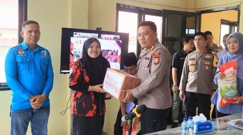  Polres Kaur Bersama Mahasiswa dan Ormas Bagikan 50 Karung Beras