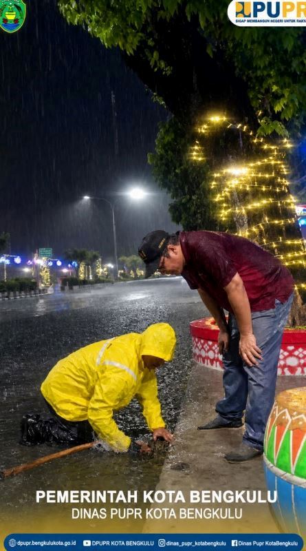 Tim URC Dinas PUPR Bengkulu Pantau Genangan Air Saat Hujan Deras