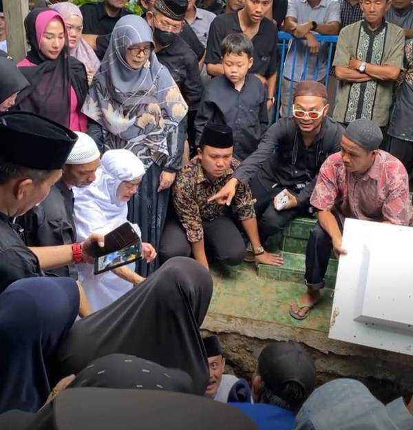 Mohon Doa dan Dimaafkan, Jenazah Bupati Kaur H. Lismidianto, SH, MH Dimakamkan di Samping Makam Ibunya 