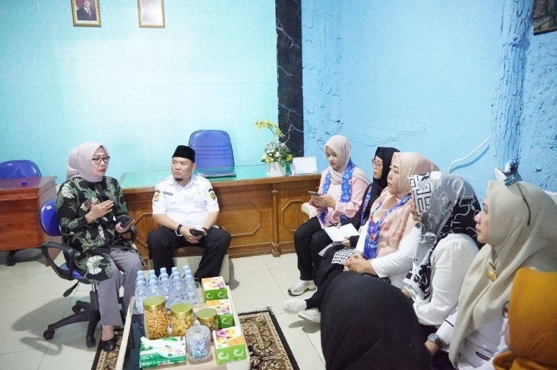 Kunjungan ke Jembatan Kecil, Rosminiarty dan Rombongan Dampingi Tim  Pemantauan Kemensetneg 