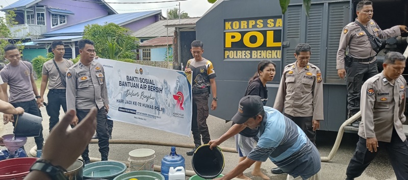  Polres Bengkulu Selatan Salurkan  Air Bersih ke Pintu Langit