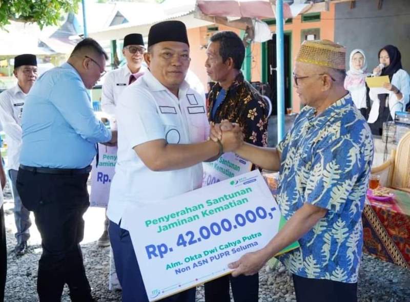 Bupati Seluma Serahkan Santunan JKK dan JKM BPJS Ketenagakerjaan