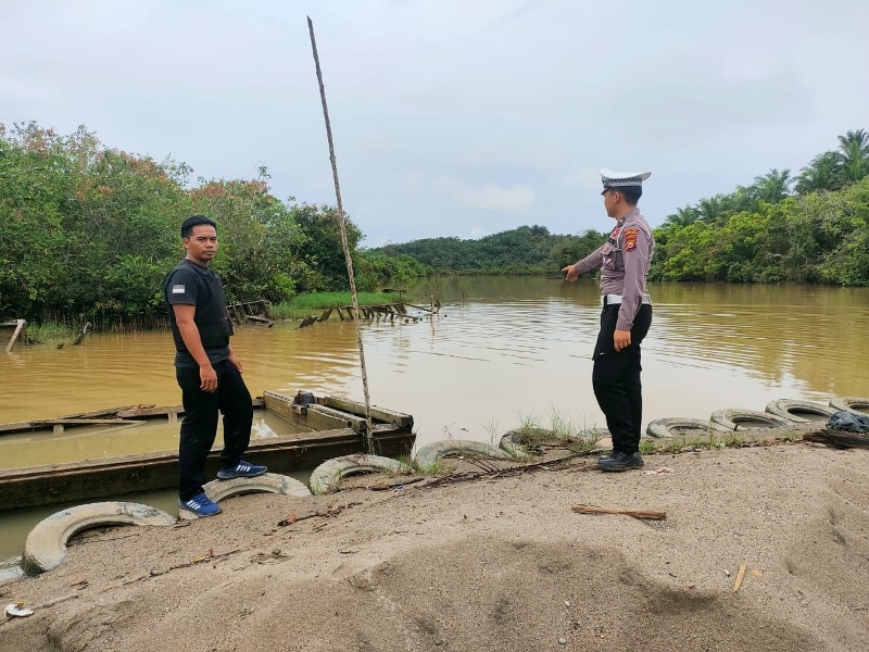 Antisipasi Banjir, Anggota Polsek Ketahun Pantau Debit Air Sungai 