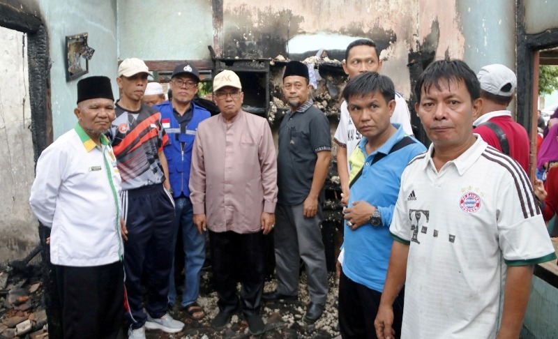 Ikut Prihatin, Pemda  Kaur Serahkan Bantuan Kepada Korban Kebakaran di Padang Genteng 