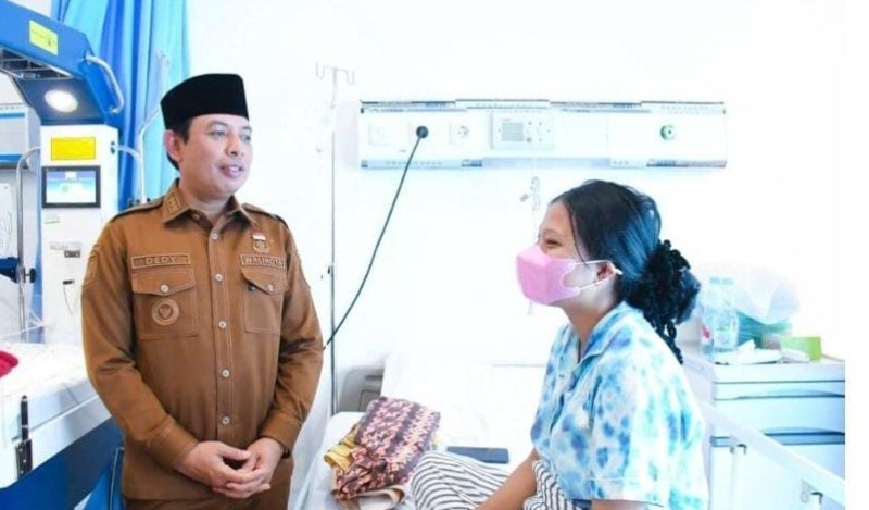 Pasien Bersalin  Rumah Sakit Tino Galo Dijenguk Walikota Bengkulu