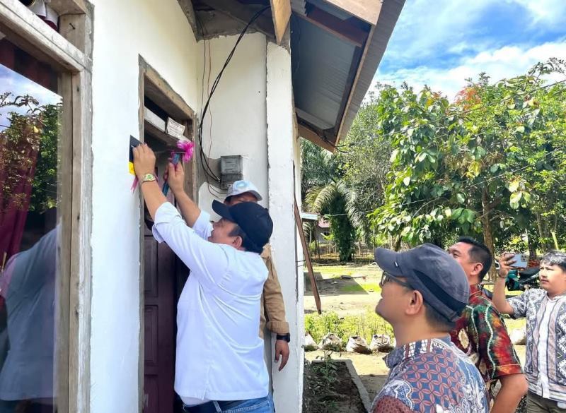 Terima Kasih, Wabup Seluma Pasang Peneng Bantuan Bedah Rumah di Kungkai Baru