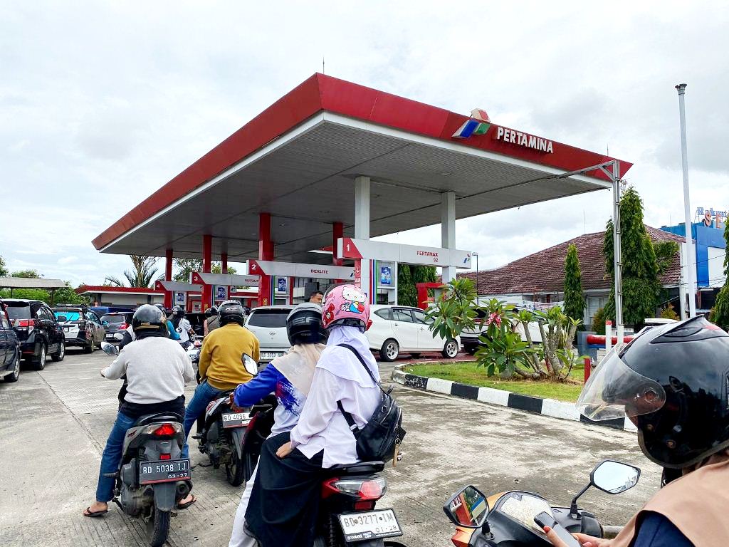 Astaga, Antrean BBM di SPBU Bengkulu Kembali Mengular, Kelangkaan BBM Terjadi di Bengkulu