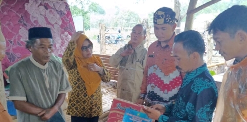  Dinas Sosial Kota Bengkulu Salurkan Bantuan  kepada Korban Pohon Tumbang