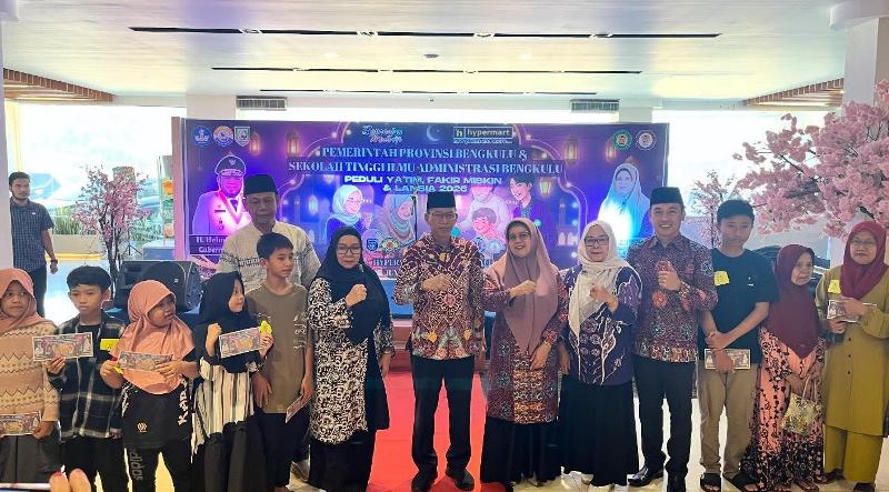  STIA Bengkulu Ajak Anak Yatim dan Lansia Belanja Baju Lebaran