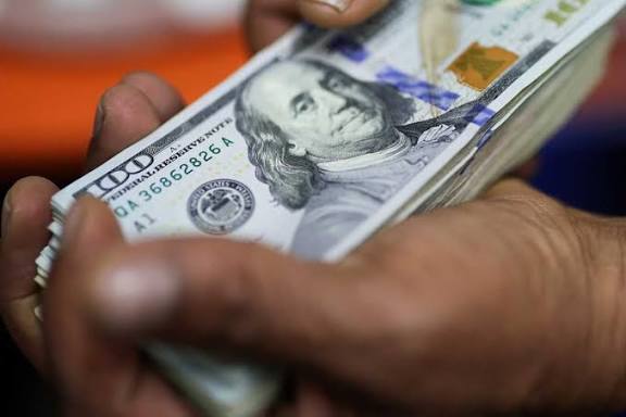 Manfaat Menyimpan Uang dalam Bentuk Dolar