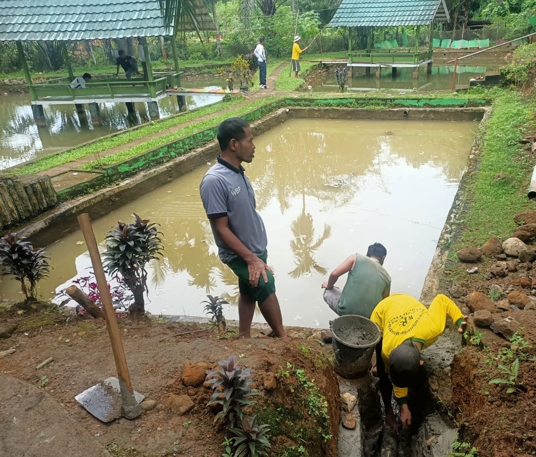  WBP Lapas Arga Makmur Pelihara Saluran Air Kolam