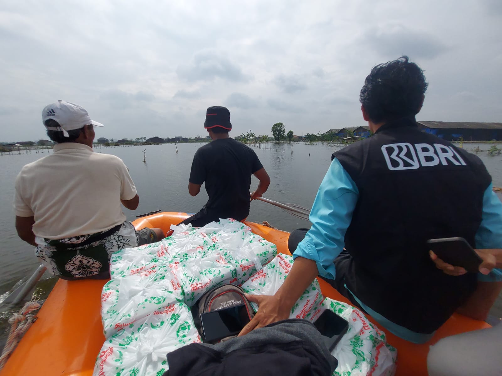 BRI Peduli Salurkan Bantuan ke Masyarakat Terdampak Banjir Semarang dan Demak 