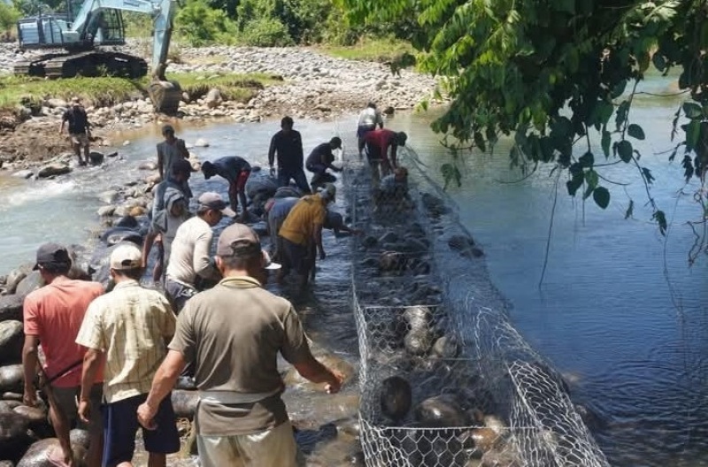 Bupati Bengkulu Utara Gotong Royong Bersama Masyarakat Dalam Pemasangan Bronjong