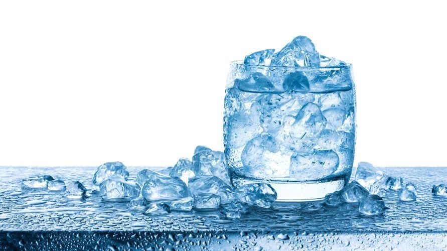 Baru Tahu Dampak Negatif Sering Minum Air Es Bagi Kesehatan, Ini Disimak ya