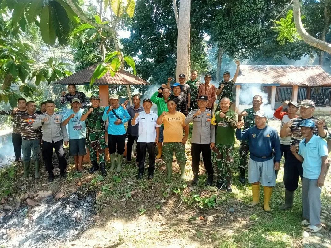 Pemdes Lubuk Sirih Ulu Bersihkan Tempat Ibadah dan TPU