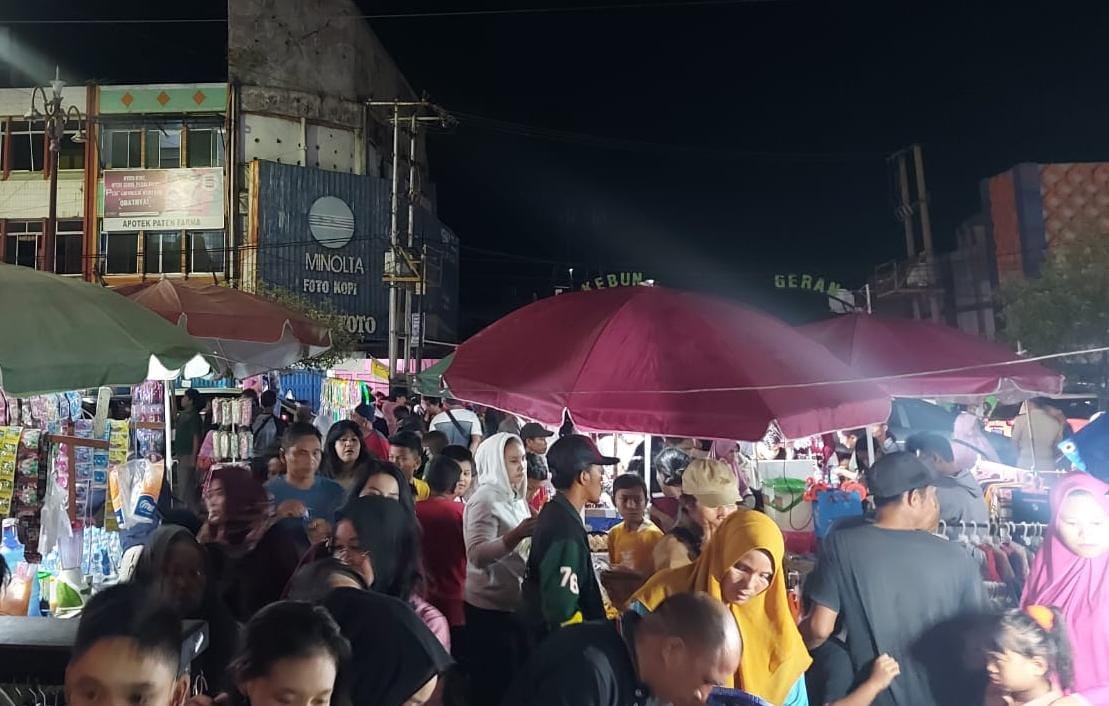  Berburu Baju Lebaran, Jalan Soeprapto Bengkulu Dipadati Pembeli 