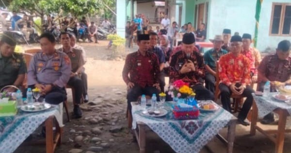 Pasang Bersama-sama, Bupati Kaur  Serahkan Bantuan 660 Unit Bronjong