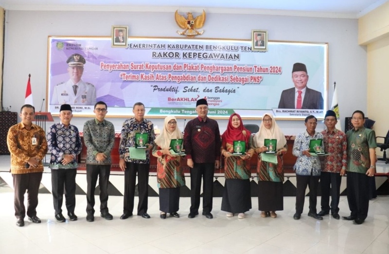  94 ASN Benteng Terima   SK dan Penghargaan dari Penjabat Bupati Bengkulu Tengah