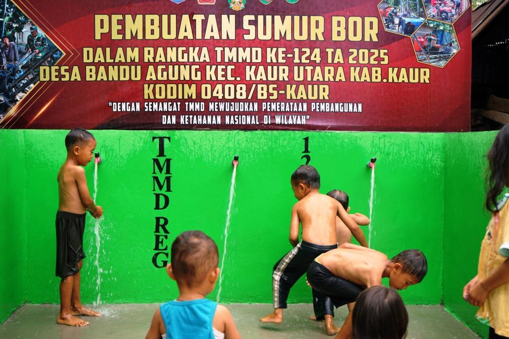 Seperti Bertemu Air Zamzam, Senyum Ceria Anak-anak Sambut Sumur Bor TMMD Ke-124 Kodim 0408/BS