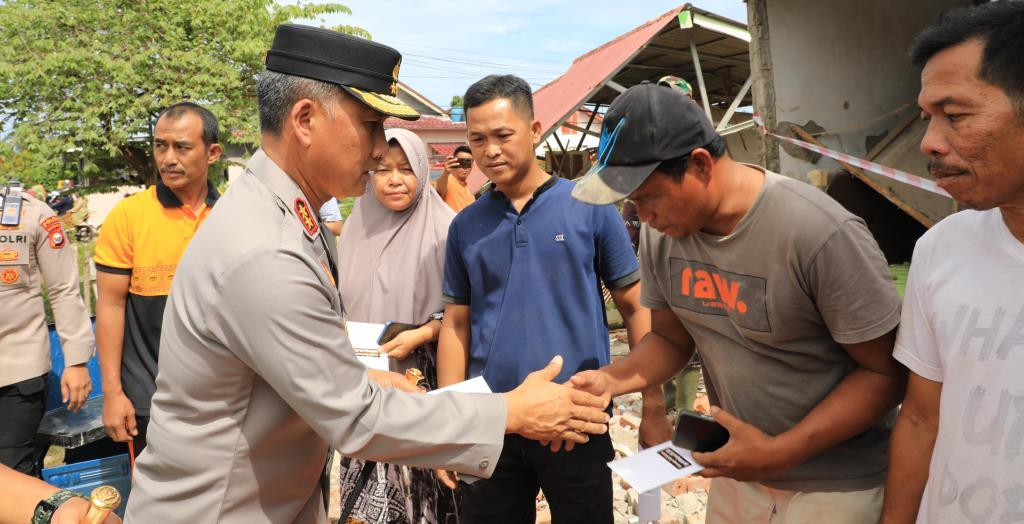 Gerak Cepat Kapolda Bengkulu Tinjau Langsung Penanganan Dampak Gempa Bumi 6,3 SR di Bengkulu